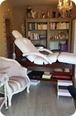 Mon espace de travail dédié au magnétisme, aux prières et aux traditions de guérison. C'est dans ce lieu calme et propice au recueillement que je prépare mes séances, mes recherches et mes différents travaux de guérisseuse magnétiseur.