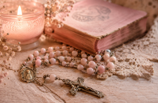 Les neuvaines et le chapelet constituent également de belles façons de prier et d'entretenir un lien privilégié avec les Saints guérisseurs.