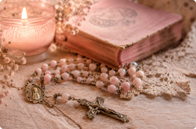 Les neuvaines et le chapelet constituent également de belles façons de prier et d'entretenir un lien privilégié avec les Saints guérisseurs.