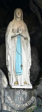 Statue de Notre-Dame de Lourdes rappelant les apparitions de la Vierge Marie à Bernadette Soubirous en 1858. Elle est particulièrement invoquée pour les malades, les personnes en souffrance et les demandes de guérison spirituelle ou physique.