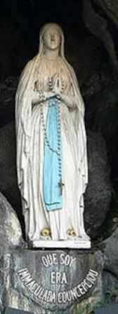 Statue de Notre-Dame de Lourdes rappelant les apparitions de la Vierge Marie à Bernadette Soubirous en 1858. Elle est particulièrement invoquée pour les malades, les personnes en souffrance et les demandes de guérison spirituelle ou physique.